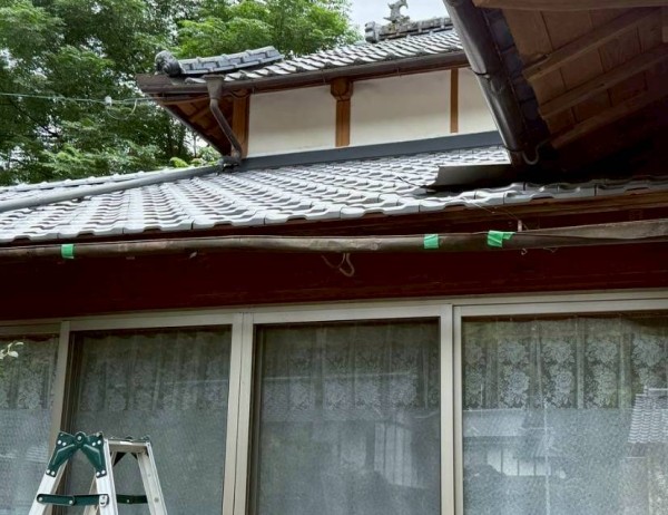 施工業者に破損された軒樋　撤去前